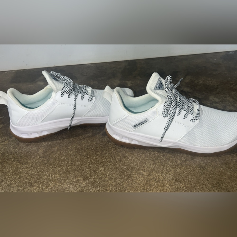 Women’s PFG Columbia shoes never worn